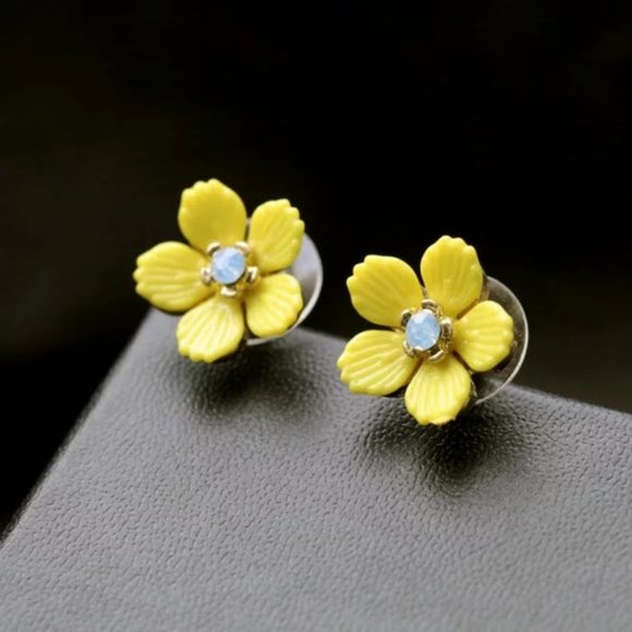 Yellow Daisy Flower Rhinestone Gold Stud Earrings - Picture 5 of 10